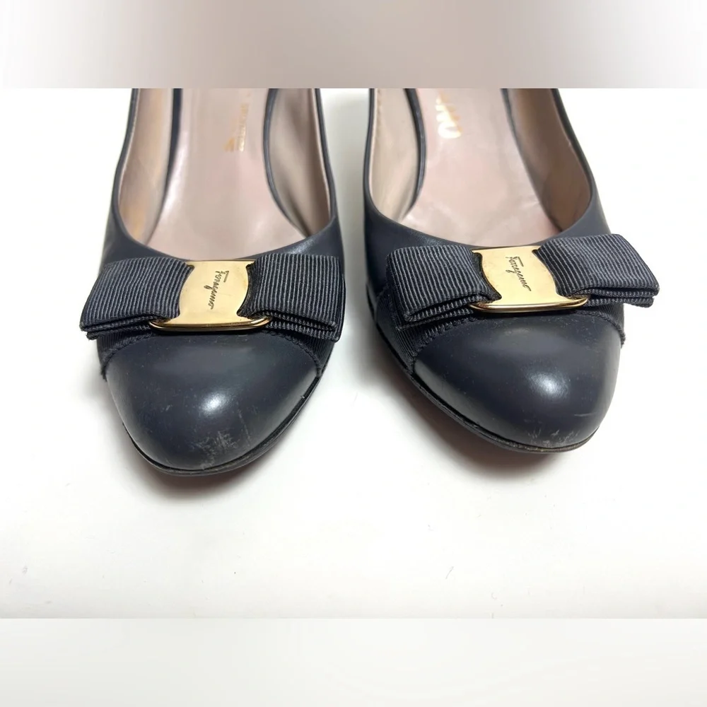 SALVATORE FERRAGAMO Vera charcoal  leather  pumps  7